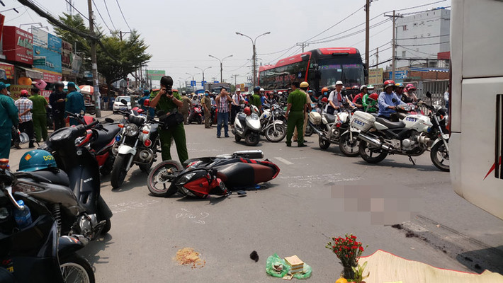 Vụ va chạm làm cho người phụ nữ ngã xuống đường bị bánh xe khách cán tử vong tại chỗ.