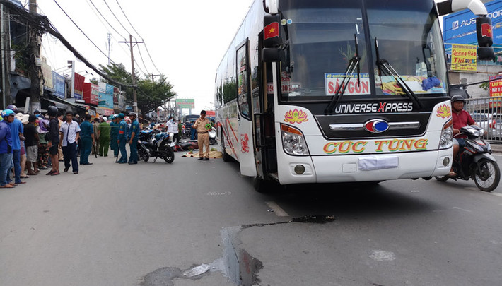 Điều đáng nói là sau khi gây ra tai nạn, người của nhà xe Cúc Tùng chỉ lo tìm cách đối phó, dùng giấy che biển số xe bỏ mặc tình trạng giao thông qua khu vực hỗn loạn.