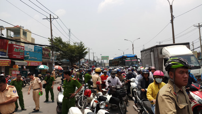 Giao thông trên QL13 đoạn qua trường Đại học Luật TP HCM và khu chợ Bình Triệu đông đúc một phen hỗn loạn.