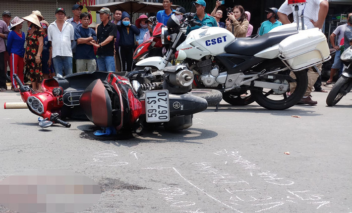 Khi đang lưu thông trên quốc lộ 13, đến khu vực trước trường Đại học Luật TP HCM (thuộc phường Hiệp Bình Chánh, quận Thủ Đức), xe chất lượng cao Cúc Tùng va chạm với xe máy tay ga chạy cùng chiều bên phải do người phụ nữ khoảng 30 tuổi điều khiển.