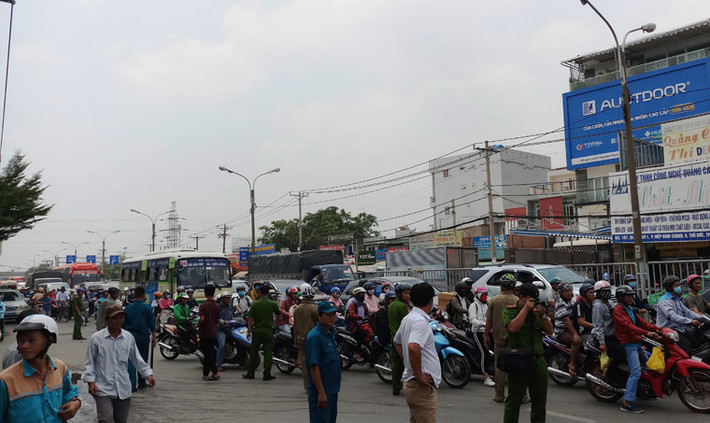 Nhiều lực lượng thuộc Công an, bảo vệ dân phố và người dân địa phương vô cùng vất vả điều tiết, phân luồng giao thông qua khu vực xe chất lượng cao Cúc Tùng cán chết người trên QL13, quận Thủ Đức, TP HCM.
