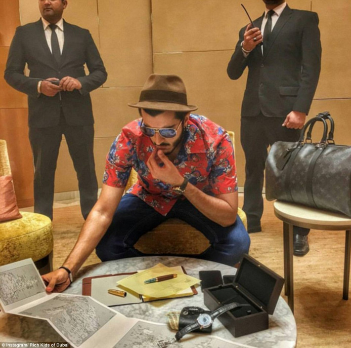 Bên cạnh chàng thiếu gia này toàn là đồ hiệu đắt tiền của hãng Louis Vuitton. Đi đến đâu anh cũng không thể thiếu đoàn quân tháp tùng.