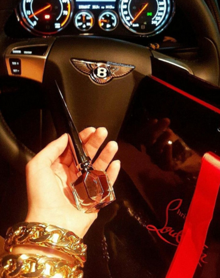Một tiểu thư Dubai khoe lọ sơn móng tay hiệu Louis Vuitton mới nhất.