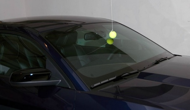 Làm sao để đỗ xe thật chuẩn trong gara? Bạn chỉ cần treo dùng dây treo một quả bóng tennis lên trần nhà sao cho độ dài đủ chạm tới kính chắn gió của xe. Khi nào xe chạm tới quả bóng, nghĩa là bạn đã đỗ xe đúng chỗ.