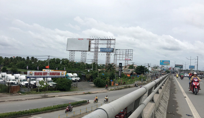 Dày đặc biển quảng cáo "khủng" trên QL1A, đoạn qua xã An Phú Tây huyện Bình Chánh không chỉ đe dọa người dân sống bên dưới mà còn đối với phương tiện lưu thông tấp nập qua lại.