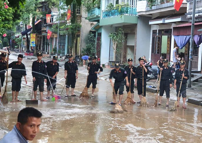 Cùng với đó, Công an các địa phương đã bố trí lực lượng kiểm soát, hướng dẫn giao thông tại những khu vực bị sạt lở, ngầm, tràn, khu vực ngập sâu để đảm bảo cho người dân đi lại tuyệt đối an toàn; không để người dân đi vớt củi, đánh bắt cá trên sông khi đang có lũ, bất cẩn để xảy ra tai nạn đáng tiếc.