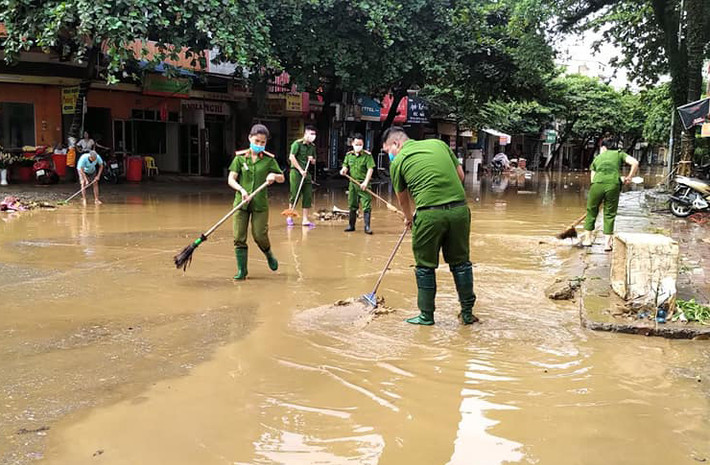 Nhiều điểm vẫn còn ngập úng nặng