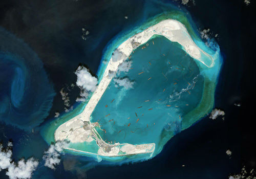 Ảnh chụp vệ tinh bãi Đá Subi (Subi Reef) tháng 8 năm 2015. Theo báo Anh The Guardian, Trung Quốc bồi đắp các đảo để xây trên đó các đường băng, đồn bốt và cả những thị trấn nhỏ, gây nguy hại cho các hệ sinh thái biển vốn mang tính thiết yếu trong việc duy trì trữ lượng thủy sản và tính đa dạng sinh học.