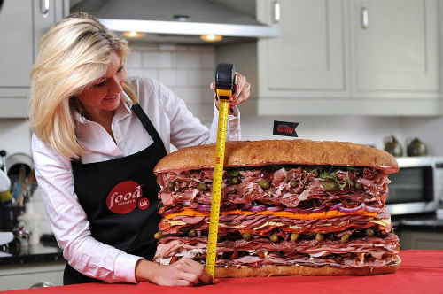 Bánh sandwich với 41 miếng thịt kẹp giữa được bày bán trong một triển lãm ẩm thực ở Anh ngày 22/5/2012 đã trở thành chiếc bánh sandwich kẹp nhiều thịt nhất thế giới. Chiếc bánh này cao 38cm, có 1.445gr thịt giăm bông, 2kg xúc xích ý và thịt gà tây, 720gr thịt nguội và 1kg thịt xay. (Nguồn: CCTVNews)