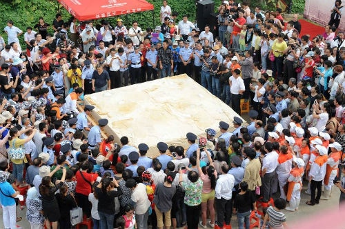 Miếng đậu phụ nặng 8 tấn ở An Huy, Trung Quốc trong Lễ hội Đậu phụ ngày 15/9. (Nguồn: CCTVNews)