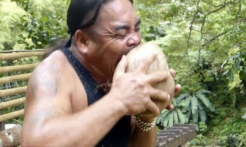 Một người đàn ông Philippines có tên Buko King đã thu hút sự chú ý của nhiều người khi dùng răng bổ dừa. (Nguồn: CCTVNews).