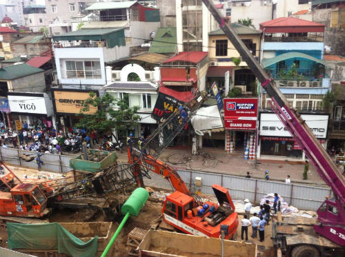 8. Cần cẩu bất ngờ đổ, hai người bị thương Khoảng 16h15 ngày 12/5, một chiếc cần cẩu tại công trường thi công tuyến đường sắt đô thị Nhổn - ga Hà Nội bất ngờ đổ sập, chắn ngang đường, đè vào hai ngôi nhà số 359 và 361 Cầu Giấy, làm sập biển quảng cáo tiệm vàng Tuấn Quang và gây mất điện toàn bộ khu vực này. Vụ tai nạn khiến hai người đi đường bị thương, trong đó có một phụ nữ đang mang thai.
