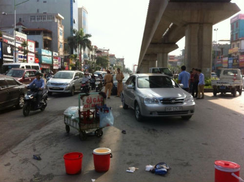 9. Bị ô tô va, bà bán xôi dạo nhập viện khẩn Khoảng 7h30 ngày 14/5, tại Km 90 đường Nguyễn Trãi (quận Thanh Xuân, Hà Nội) ô tô 4 chỗ mang BKS 89A-025.06 lưu thông hướng Ngã Tư Sở - Hà Đông đã va chạm với một người phụ nữ đẩy xe bán xôi qua đường, khiến nạn nhân bị thương phải đi bệnh viện cấp cứu. Tiếp đó, ô tô mang BKS 29A-752.90 lưu thông từ phía sau không làm chủ tốc độ đã tông vào đuôi ô tô 89A-025.06 khiến phần đuôi xe này biến dạng.