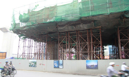 6.Rơi thanh sắt khi thi công đường sắt trên cao Cát Linh - Hà Đông Khoảng 9h20 sáng 12/5, trên đường Nguyễn Trãi theo hướng từ Hà Đông về Ngã Tư Sở, một thanh xà beng từ công trình đường sắt trên cao khu vực nhà ga Nguyễn Trãi - Khuất Duy Tiến đã bất ngờ rơi thẳng xuống lòng đường, va vào một ôtô hiệu Honda Civic đang. Vụ va chạm khiến phần cửa gần tay mở ôtô bị móp, rất may không có thương vong về người.