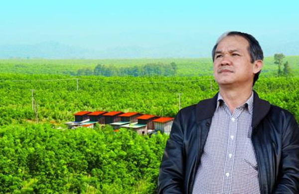 Mặc dù là một trong số những đại gia giàu nhất Việt Nam, nhưng ông Đức lại có một phong cách ăn mặc đi cùng năm tháng. Trái ngược hoàn toàn với các đại gia khác thường chú trọng vào phong cách ăn mặc của mình khi đi ra ngoài thì Bầu Đức lại có một phong cách ăn mặc rất đơn giản, phóng khoáng, không hề cầu kì kiểu cách. Ảnh: Vietnamnet.