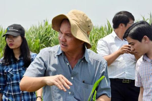 Phong cách ăn mặc của đại gia phố núi không hề thay đổi sau nhiều năm bươn trải trên thương trường. Kể cả bây giờ khi đã nắm trong tay một khối tài sản kếch xù thì phong cách ăn mặc của vị đại gia này vẫn như vậy, đơn giản và phong trần như chính con người ông. Kiểu thời trang này được ông ưa chuộng từ thời trẻ cho đến tận bây giờ - khi ông đã bước sang độ tuổi xấp xỉ ngũ tuần. Ảnh: doanhnhanduongthoi.vn.