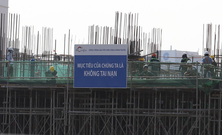 Theo ghi nhận, bên trong công trình, hàng trăm công nhân làm việc khá tấp nập.