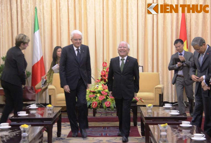 Đáp lại, Ngài Tổng thống Sergio Mattarella cũng bày tỏ niềm vui, cám ơn sự đón tiếp nồng nhiệt của Lãnh đạo, nhân dân TP HCM cũng giống như khi đoàn đến Hà Nội được các vị Lãnh đạo Đảng, Nhà nước đón tiếp.