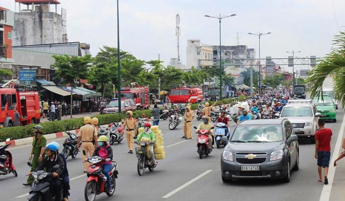 Vụ cháy dữ dội giữa Sài Gòn xảy ra lúc 10h ngày 24/5 tại căn nhà số 477 đường Phạm Văn Đồng (phường 13, quận Bình Thạnh, TP HCM). Ngay khi xảy ra cháy, nhiều lực lượng an ninh địa phương, CSGT đã có mặt phong toả xung quanh hiện trường.