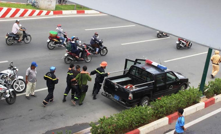 Trong lúc tham gia cứu hỏa, hai chiến sĩ đã bị ngạt khói và phải sơ cứu tại chỗ.