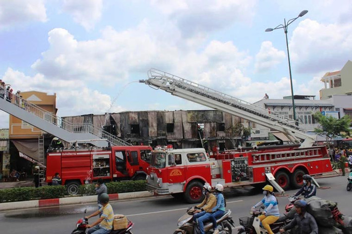Thông tin ban đầu, vào thời điểm trên, nhiều người bên trong căn nhà phát hiện khói bốc lên nghi ngút từ tầng trên của căn nhà nên hốt hoảng chạy ra ngoài kêu cứu.