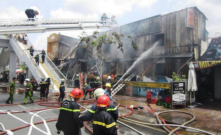 Khoảng 30 phút sau, ngọn lửa cơ bản được khống chế. Vụ cháy không gây thương vong về người. Tuy nhiên, toàn bộ đồ đạc trong căn nhà bị cháy rụi, mái tôn đổ sập. Đồng thời, vụ hỏa hoạn còn làm 2 quán cà phê liền kề bị ảnh hưởng.