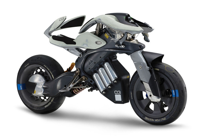 Xe tự cân bằng: Sự xuất hiện của Yamaha MOTOROiD hay Honda Riding Assist-e chứng tỏ công nghệ xe tự cân bằng sẽ là xu hướng tương lai, các nhà sản xuất cũng đã nghiêm túc hơn trong việc phát triển loại xe này. Xe có thể đứng thẳng bằng cách sử dụng các cảm biến IMU, bao gồm cảm biến gia tốc và cảm biến góc quay. Với công nghệ này, chúng ta đang tiến gần hơn với môtô tự lái.