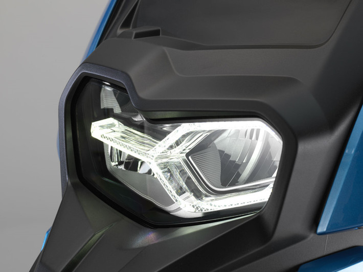 Công nghệ Full LED: Công nghệ Full LED trên xe hơi giờ đây cũng được phổ biến trên các dòng môtô, đặc biệt là đèn DRL (đèn ban ngày) và đèn hậu dạng LED. Trước đây công nghệ này khá đắt tiền và chỉ được sử dụng trên những mẫu môtô cao cấp, tuy nhiên năm 2018 sẽ là sự lên ngôi của công nghệ này, được áp dụng rộng rãi hơn, chiếc tay ga C400X mới ra mắt của BMW là một ví dụ điển hình. Tuy nhiên, đèn Full LED có chi phí bảo dưỡng tương đối cao và dễ vỡ khi xảy ra va chạm.