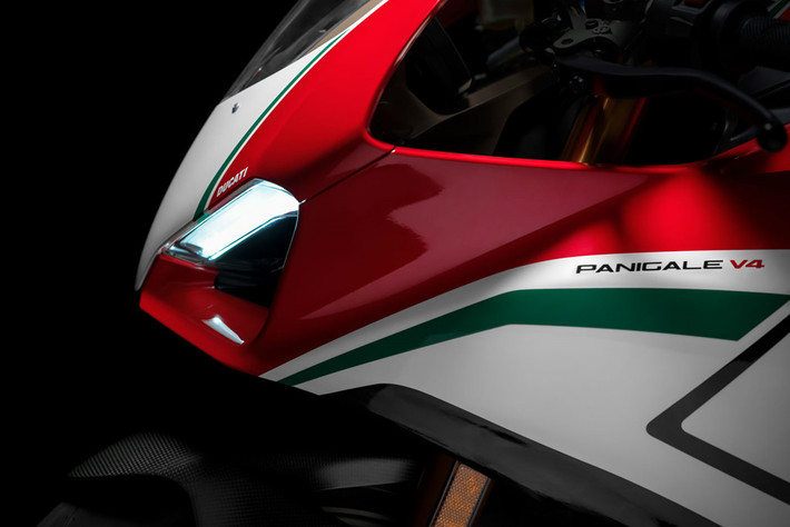 Xe thương mại động cơ MotoGP: Ducati từng tạo ra cú sốc khi tuyên bố chiếc Desmosedici GP 2003 có công suất lên tới 220 mã lực. Sau 15 năm, hãng tiếp tục mang đến sự ngạc nhiên khác trên chiếc Panigale V4 Speciale, có công suất 226 mã lực. Trước đây động cơ hiệu suất GP bị cấm vận hành trên đường phố, nhưng giờ đây đang được áp dụng lên những chiếc xe thương mại. Không chỉ riêng Ducati, những hãng xe đối thủ cũng sẽ làm điều tương tự để bắt kịp xu hướng mới.
