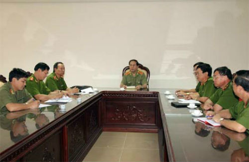 9. Bộ trưởng Trần Đại Quang yêu cầu tập trung phá án ở Nghệ An Tổng cục Cảnh sát và Công an tỉnh Nghệ An tập trung lực lượng nhanh chóng điều tra làm rõ, bắt giữ thủ phạm, xử lý nghiêm minh trước pháp luật...". Đó là chỉ đạo của đại tướng Trần Đại Quang, Bộ trưởng Bộ Công an tại buổi làm việc ngày 18/7 liên quan đến vụ án mạng làm 4 người trong một gia đình chết tại lán rẫy C5, bản Phồng, xã Tam Hợp, huyện Tương Dương, tỉnh Nghệ An, được phát hiện ngày 2/7/2015.