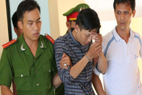 2. Thảm sát ở Bình Phước: Hoàn tất hồ sơ khởi tố 2 nghi phạm Chiều ngày 13/7, ông Lê Đức Xuân, Viện trưởng KSND tỉnh Bình Phước cho biết, các cơ quan tố tụng tỉnh này đang hoàn tất hồ sơ khởi tố 2 nghi can Nguyễn Hải Dương và Vũ Văn Tiến về các tội giết người, cướp tài sản. Nhiều khả năng các cơ quan tố tụng sẽ không thực nghiệm hiện trường vì lời khai của Dương và Tiến tương đối khớp với hiện trường vụ án và chứng cứ vật chất thu giữ được trong quá trình điều tra.