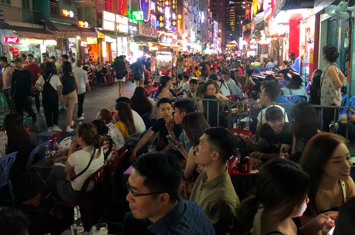 22h đêm 30 Tết (4/2), hàng nghìn du khách quốc tế từ khắp nơi trên thế giới đến TP HCM đang háo hức chờ đón Giao thừa Kỷ Hợi ở "phố Tây" Bùi Viện (quận 1, TP HCM).