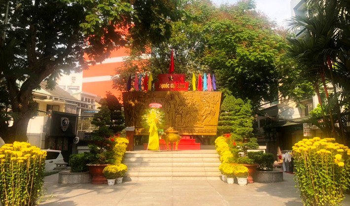 Những ngày trước kỳ nghỉ Tết cổ truyền, các cấp chính quyền địa phương ở TP HCM đều tổ chức các đoàn đến viếng, dâng hương, hoa tại Nghĩa trang Liệt sĩ và các Đài tưởng niệm Liệt sĩ, Mẹ Việt Nam Anh hùng nhằm thể hiện đạo lý uống nước nhớ nguồn. Trong ảnh là Đài tưởng niệm Anh hùng Liệt sĩ Nguyễn Văn Trỗi tại chân cầu Công Lý, đường Nam Kỳ Khởi Nghĩa, quận 3 được chính quyền dâng hương, hoa trong ngày Tết Kỷ Hợi.