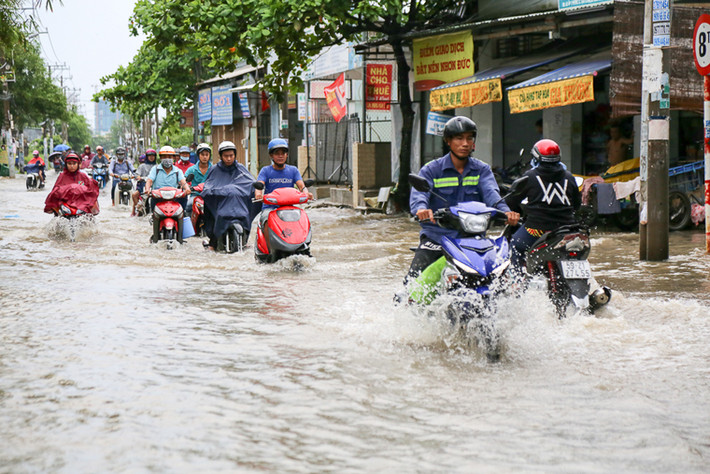 Thời điểm thuỷ triều dâng cao là lúc tan giờ làm, giờ học nên các em học sinh và rất nhiều người vô cùng khó khăn đề về nhà.