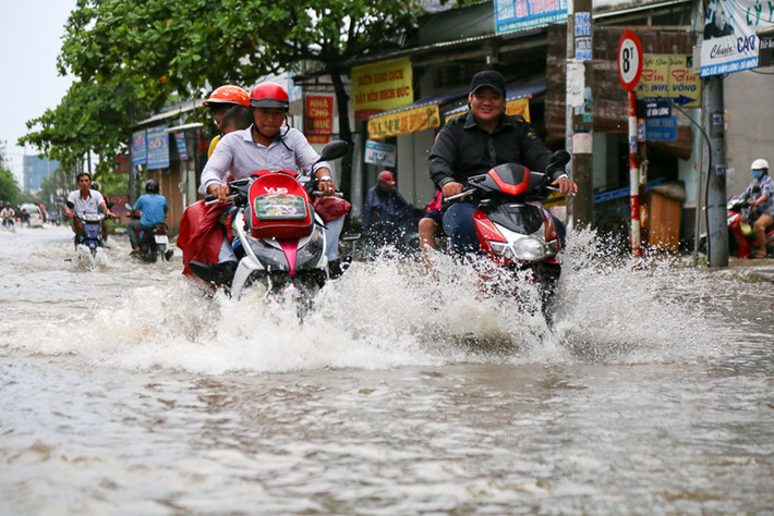 Do nước ngày càng dâng cao nhưng nhiều người vẫn cho xe chạy qua vùng nước ngập sâu nên bị chết máy rất nhiều.