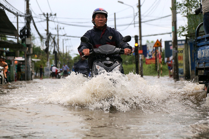 Gần 3km đường Lê Văn Lương (huyện Nhà Bè, TP.HCM) đã biến thành sông từ thời điểm triều cường bắt đầu lên...