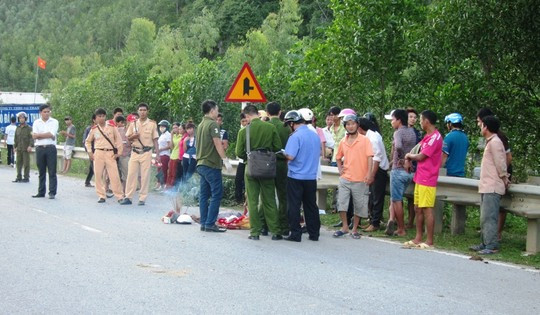 5. Tông vào lan can đường, 2 cha con chết, mẹ bị thương nặng Khoảng 16h30 ngày 22/9, anh Nguyễn Công Thành (SN 1990, trú huyện Triệu Phong, tỉnh Quảng Trị) điều khiển xe máy BKS 43K1 – 192.20 chở theo vợ là Lê Thị Huệ (SN 1991, trú xã Châu Hoá, huyện Tuyên Hoá) cùng con trai là cháu Nguyễn Vinh Nhật (11 tháng tuổi) lưu thông trên đường Quốc lộ 12A, khi đến điểm nói trên do không làm chủ được tốc độ nên đã tông vào lan can đường. Cú tông mạnh khiến anh Thành và cháu Nhật tử vong, chị Huệ bị thương nặng.