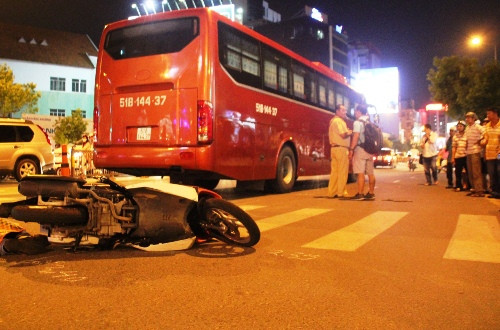 9. Tai nạn tại đường ra sân bay Tân Sơn Nhất, 1 người tử vong Khoảng 18h ngày 25/9, anh Phan Minh Thắng (29 tuổi, quê Bến Tre) chạy xe máy trên đường Nguyễn Văn Trỗi, hướng từ trung tâm đi sân bay Tân Sơn Nhất. Đến đoạn giao với đường Huỳnh Văn Bánh (phường 15, quận Phú Nhuận), anh Thắng va quẹt với xe đi cùng chiều nên ngã văng ra đường. Ôtô khách đi phía sau không kịp xử lý, cán nạn nhân tử vong tại chỗ.