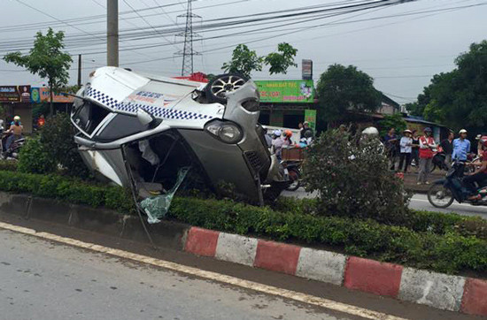 2. Taxi mất lái lao thẳng cột điện, 3 người nguy kịch Khoảng 3h sáng ngày 21/9, tại khu vực phố Lai Xá (QL32), Hoài Đức, Hà Nội, xe taxi của hãng Thăng Long, BKS 29A 034.13 đang di chuyển theo hướng Lai Xá - Nhổn bất ngờ mất lái, tông vào dải phân cách rồi văng xa hơn 10m. Chiếc xe chỉ dừng lại khi lao thẳng vào chiếc cột điện bên đường. Cú va chạm mạnh khiến cả 3 người trong xe bao gồm 1 tài xế và 2 khách hàng đều nhập viện trong tình trạng nguy kịch.