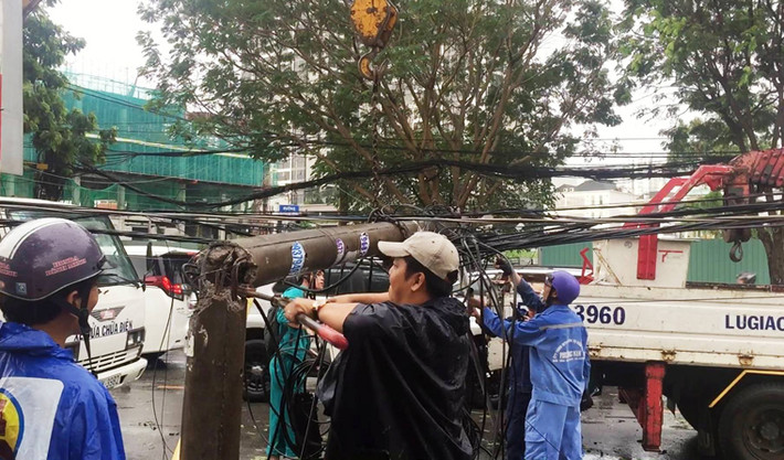 Cột điện trên địa bàn quận 2, TP.HCM bị đổ.