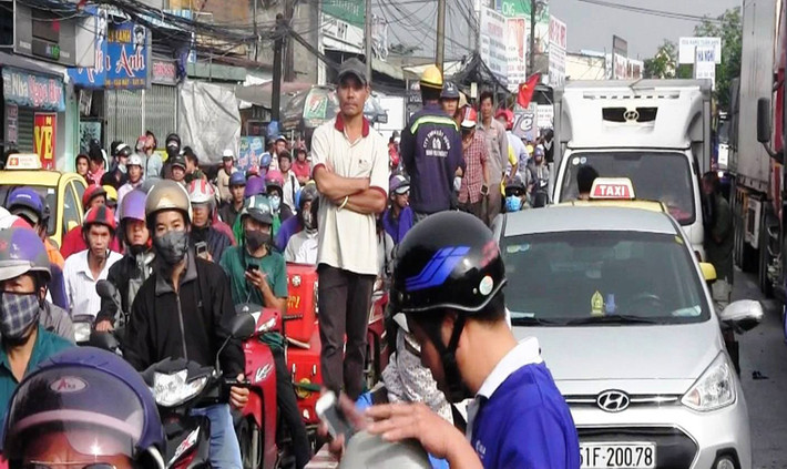 Người, xe chen kín trên nhiều tuyến đường bị kẹt cứng vào giờ cao điểm.