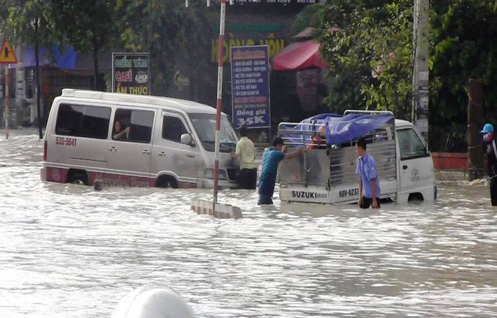 Cơn mưa dông kéo dài đến hơn 7h sáng nay vẫn chưa chấm dứt khiến phố phường ở thành phố Biên Hòa chìm trong biển nước.