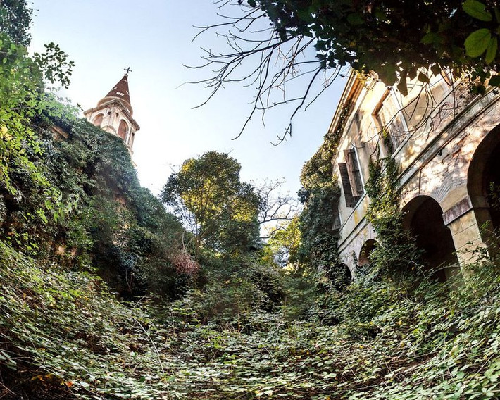Đảo Poveglia nằm Venetian Lagoons, gần Venice, Italy được cho là địa danh ma ám đáng sợ nhất thế giới. Trước đây, hòn đảo từng không có chủ sở hữu và việc xuất cảnh đến đây đều bị cấm.