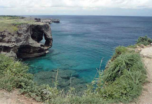 Nhiều cư dân trên đảo Okinawa, Nhật Bản tin rằng vùng đất họ đang sinh sống bị ma ám. Truyền thuyết kể lại, nơi đây có hàng nghìn binh sĩ đã tự sát. Rất nhiều những câu chuyện quái dị về các hồn ma được người dân nơi đây truyền lại.
