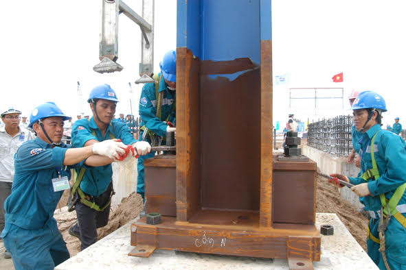 Ngoài ra, PVC còn sử dụng tiền tạm ứng trên để góp vốn vào 5 công ty con gồm: Công ty PVC-MS 102 tỷ đồng; Công ty PVC-Land 50 tỷ đồng; Công ty PVC-Hoà Bình 55 tỷ đồng; Công ty PVNC 30 tỷ đồng và Công ty PVC-Mekong 30 tỷ đồng. Đến nay có 3 công ty kinh doanh thua lỗ, không thu hồi được vốn khiến PVC phải trích lập dự phòng và hạch toán kinh doanh thua lỗ. Ảnh: Xây dựng.