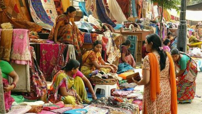 Tuy nhiên, trước khi mua đồ bạn cần phải biết mặc cả để không bị mua hớ. Người bán hàng ở đây thường đưa ra mức cao hơn rất nhiều, đặc biệt với du khách nước ngoài. Tốt hơn hết, bạn nên mua sắm tại các cửa hàng nhà nước để tránh những mánh khóe lừa đảo.