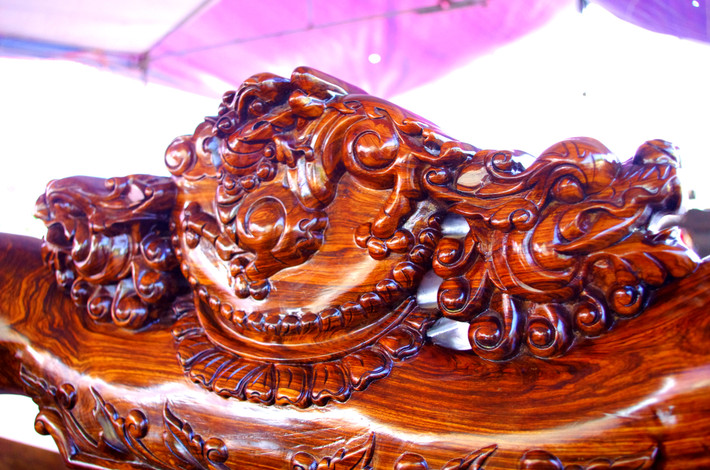 Phần đầu ghế cũng được khắc hình đầu kỳ lân và tràng hạt