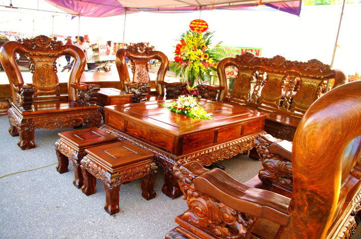 Bộ bàn ghế kỳ lân được làm từ cẩm lai.