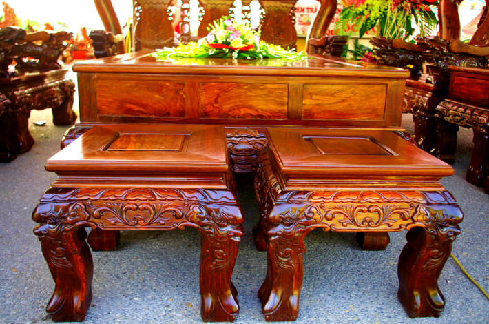 Cận cảnh 2 chiếc ghế đẩu.