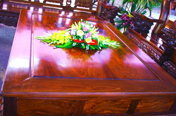 Chiếc bàn uống nước được trang trí đơn giản nhưng không kém phần tinh tế.